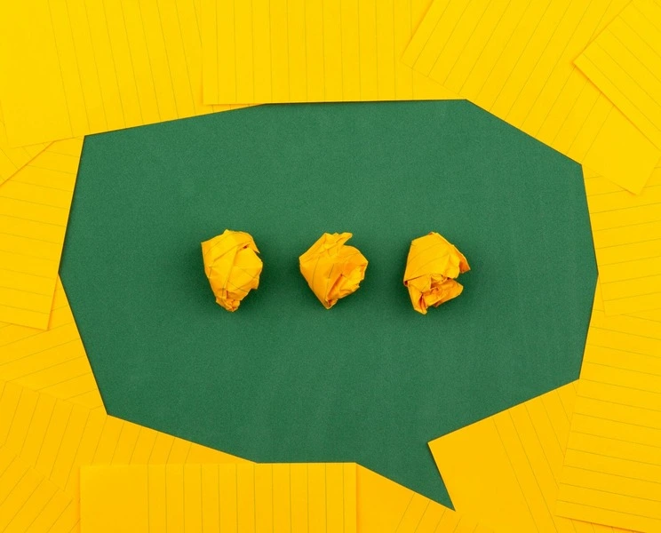 Bulle de texte en papier jaune et vert